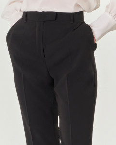 Pantaloni neri in cadi dalla linea dritta e vestibilità slim