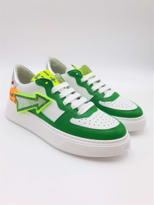 Sneaker bianca e verde con applicazione freccia GIO+