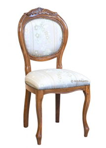 Chaise classique en bois sculpté