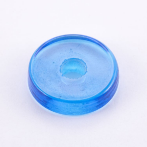 Infilaggio ad anello in vetro di Murano Ø40 mm, con foro Ø10 mm colore turchese. Disco separatore per vetro.