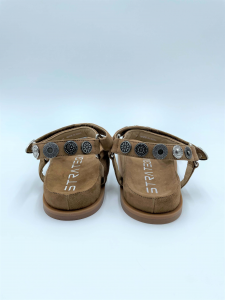 Sandalo in pelle color cuoio con applicazioni argento Strategia