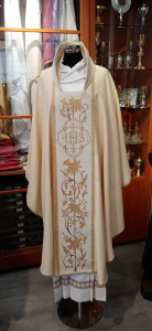 Casula liturgica di colore avorio doppi stoloni ricamati con filati oro tessuti al telaio made in Italy
