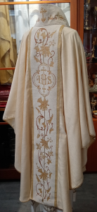 Casula liturgica di colore avorio doppi stoloni ricamati con filati oro tessuti al telaio made in Italy