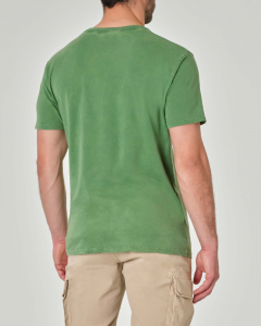 T-shirt verde effetto stone washed mezza manica in puro cotone con coordinate sulla manica
