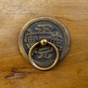 Cassettiera con 5 cassetti in legno di teak recuperato con maniglie mod. China antique in brass