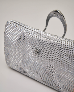 Pochette rigida grigio chiaro con borchie in metallo applicate