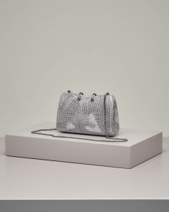 Pochette rigida grigio chiaro con borchie in metallo applicate