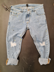 Jeans v2 con schizzi e tasca pacman