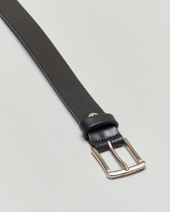 Cintura nera in pelle con fibbia in metallo