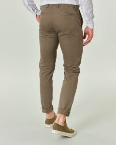Pantalone chino color fango in tricotina di cotone stretch