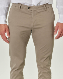 Pantalone chino tortora in tessuto diagonale di cotone stretch