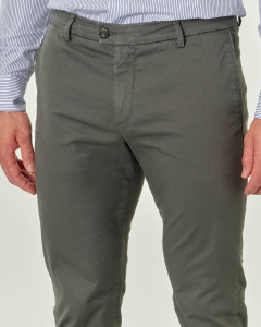 Pantalone chino color piombo in tessuto diagonale di cotone stretch