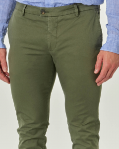Pantalone chino verde militare in tessuto diagonale di cotone stretch