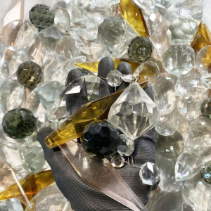 Lotto 6 kg cristalli di Boemia misti per restauro lampadari. Pendenti, sfere, gocce e prismi per lampadari antichi, vintage e stile Maria Teresa.