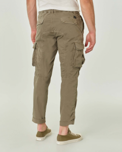 Pantalone cargo color fango in gabardina di cotone stretch con cinturino in vita