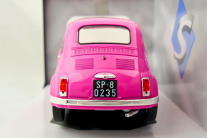 Fiat 500L Pink 1969 1/18 Solido