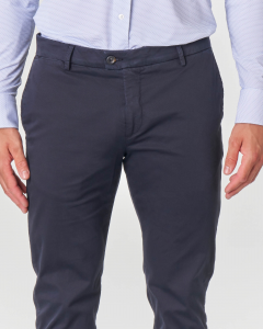 Pantalone chino blu in tessuto diagonale di cotone stretch