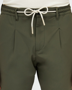 Pantalaccio verde militare in tessuto tecnico stretch con una pinces