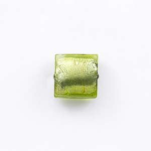 Perla di Murano schissa quadrata Ø14. Vetro sommerso verde chiaro, foglia argento. Foro passante.