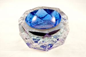 Posacenere svuotatasche vintage in vetro sommerso di Murano blu