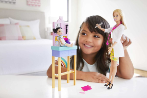 Barbie - Carriere Playset Pediatra con Bambola Bionda, Neonato, Camice e Accessori, Giocattolo per B