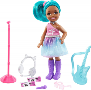 ??Barbie - Playset con Bambola Castana di Chelsea Rockstar e Tanti Accessori