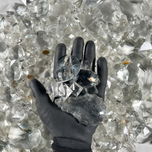 Lotto 4,5 kg cristalli di Boemia misti per restauro lampadari. Gocce, prismi, placche e ottagoni pendenti per lampadari antichi, vintage e stile Maria Teresa.