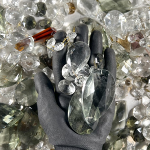 Lotto 9,5 kg cristalli di Boemia misti per restauro lampadari. Gocce, prismi, placche e ottagoni pendenti per lampadari antichi, vintage e stile Maria Teresa.