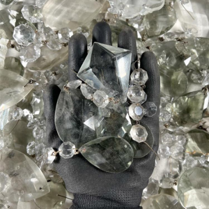 Lotto 2,5 kg cristalli di Boemia misti per restauro lampadari. Gocce, prismi, placche e ottagoni pendenti per lampadari antichi, vintage e stile Maria Teresa.