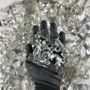 Lotto 7 kg cristalli di Boemia misti per restauro lampadari. Gocce, prismi, sfere e ottagoni pendenti per lampadari antichi, vintage e stile Maria Teresa.