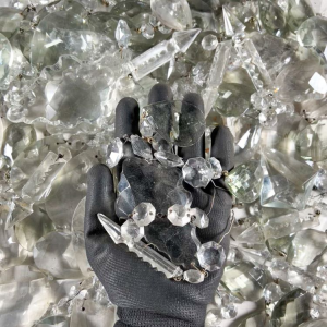 Lotto 8,5 kg cristalli di Boemia misti per restauro lampadari. Gocce, prismi, placche e ottagoni pendenti per lampadari antichi, vintage e stile Maria Teresa.