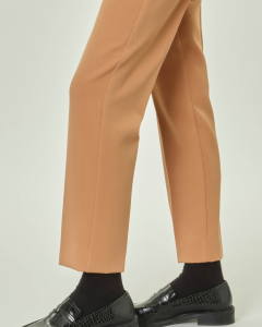 Pantaloni slim color cammello in tessuto diagonale stretch con elastico in vita