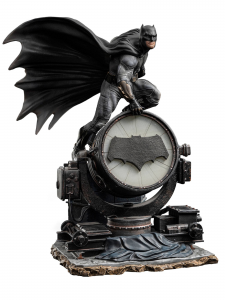 *PREORDER* Zack Snyder's Justice League Deluxe Art Scale: BATMAN ON BATSIGNAL by Iron Studios