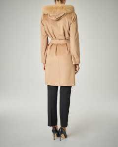 Cappotto color cammello in pura lana con cappuccio con profili in volpe e cintura 