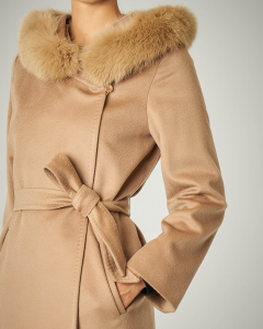 Cappotto color cammello in pura lana con cappuccio con profili in volpe e cintura 