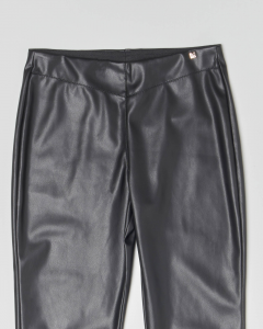 Pantalone nero in ecopelle con placchetta porta logo 10-16 anni