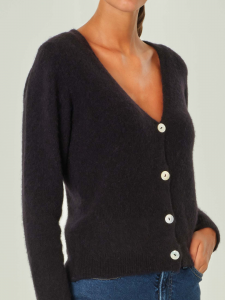 Cardigan nero in maglia di misto lana e alpaca con scollo prfondo a V e chiusura a bottoni