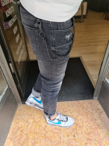 Jeans tapered nero con accessorio catena 