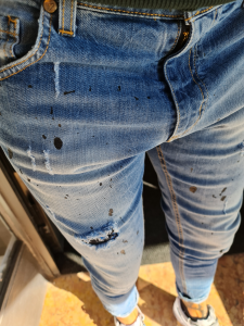 Jeans v2 con schizzi vernice e tasca pach