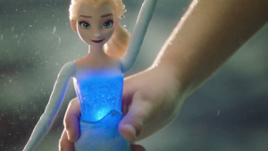 Hasbro - Disney Frozen Bambola Principessa Elsa Brilla Sott'Acqua 