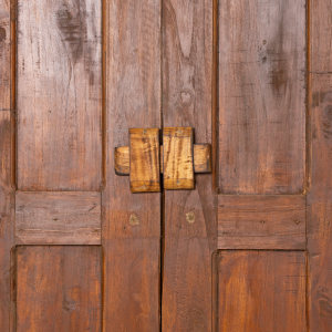 Porta balinese in legno di teak con intaglio centrale floreale