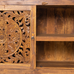 Credenza in legno di teak recycle con 2 ante forate intagliate con motivi floreali e ripiani interni