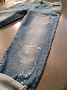Jeans con toppa e schizzi 