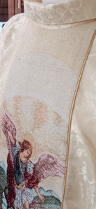 Casula avorio raffigurante S. Michele Arcangelo in tessuto damascato. Made in Italy