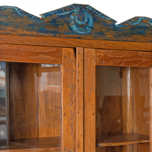 Vetrinetta in legno di teak balinese con bordo superiore intagliato e color blu 