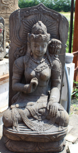 Statua Shiva sul trono in pietra balinese