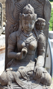 Statua Shiva sul trono in pietra balinese