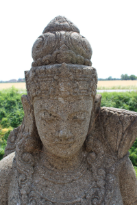 Statua Shiva seduto in pietra balinese