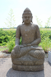 Statua Buddha seduto in pietra balinese