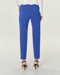 Pantaloni slim color blu China in crêpe effetto scuba di misto viscosa stretch con dettagli in satin